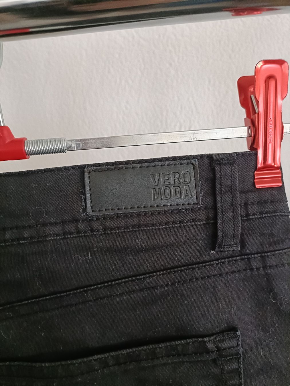 Vero Moda Jeans: Schwarze Vero Moda Shorts Gr. 38 – Usato da Bonaduz venduto da TheCahenzli 2