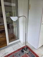 Design-Stehleuchte aus Edelstahl mit satiniertem Glasschirm