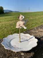 Etagere mit Porzellan -  Kätzchen