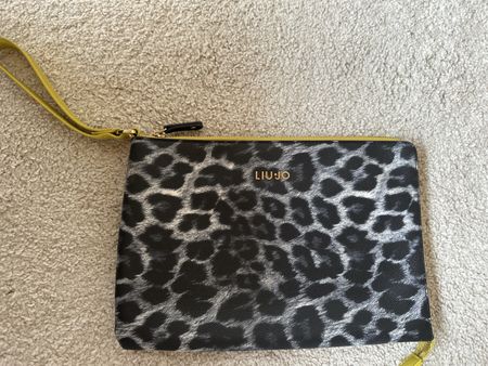 Liu Jo Clutch in Leopard Print - Stylish Accessory!