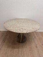 Moderner Granit-Esstisch mit Edelstahlgestell