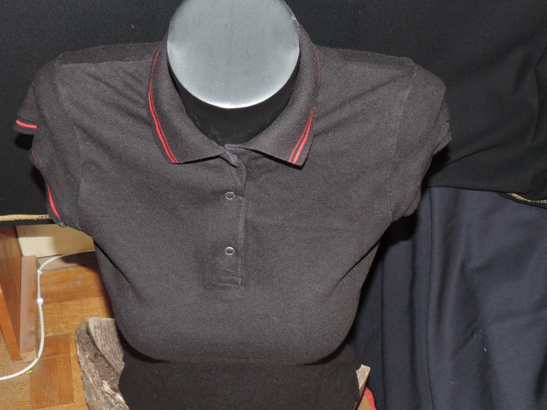 Magliette Polo: t shirt polo noir rayure rouge – Usato da Genève venduto da Axelle333 3