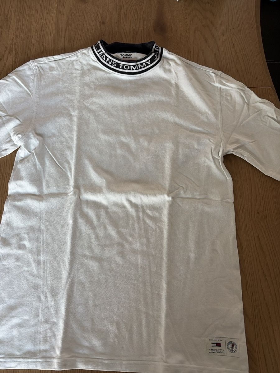 Tommy Hilfiger T-shirt: Tommy Jeans T-Shirt Gr.M – Usato da Schöftland venduto da nevio74