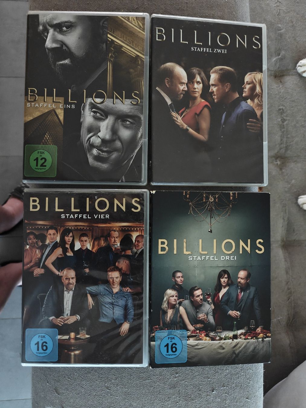 Tutti i DVDs: Billions Staffel 1-4 deutsch DVD – Nuovo (secondo la descrizione) da Schwerzenbach venduto da Salamon33