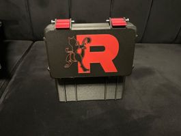 🚀 Pokémon Team Rocket Mewtwo Toploader-Aufbewahrungsbox