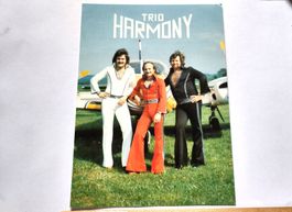 Trio Harmony vor Cessna, österreichische Schlagersänger