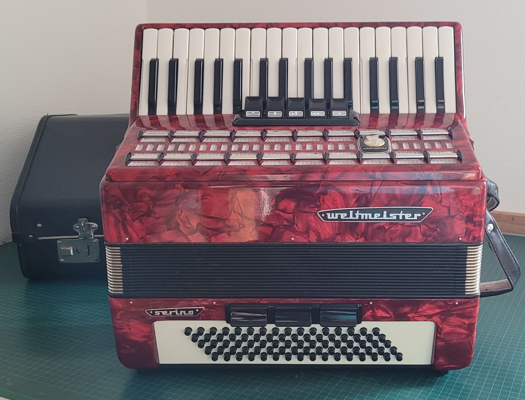 Strumenti musicali: Akkordeon Weltmeister Serino – Usato da Herisau venduto da Yyyoga 1