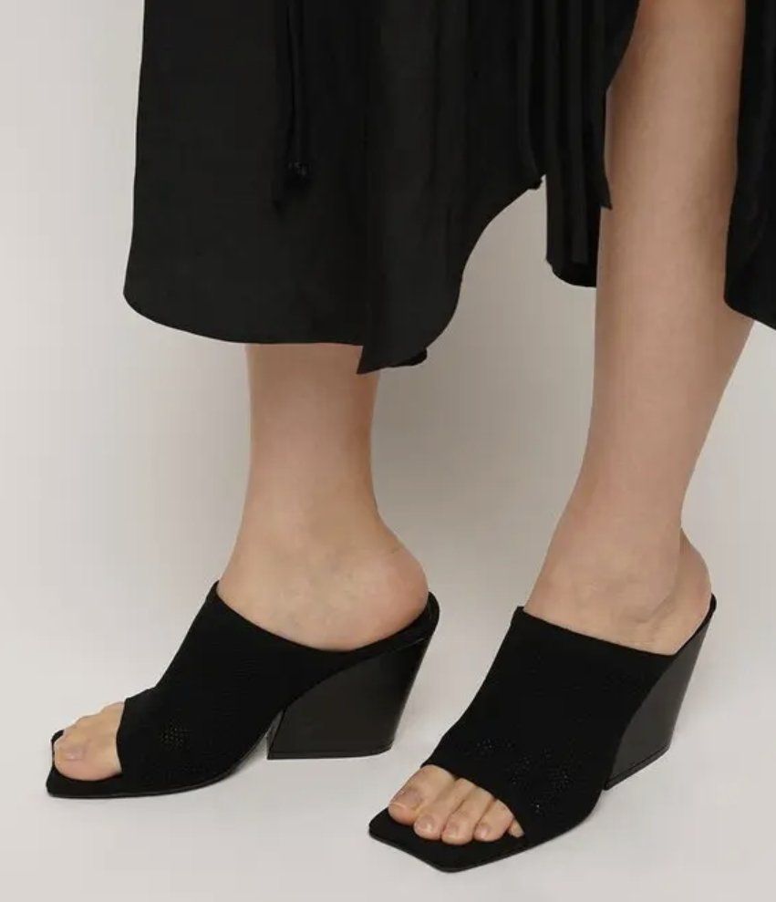 Stella McCartney Damenschuhe: STELLA MCCARTNEY Schwarze mittelgroße Mesh-Sandalen ... – Neu und originalverpackt aus Chur von Jacki09 5