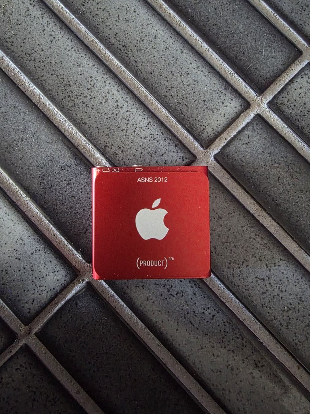 Apple Tragbarer Mediaplayer: Apple iPod Shuffle Gen 4 product red – Defekt aus Biberist von Volo28 1