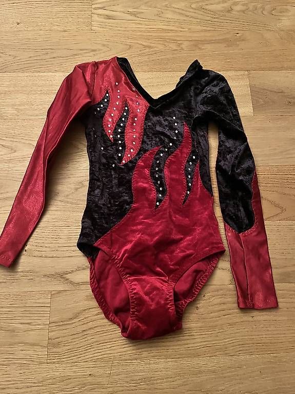 Scarpe, pantaloni & magliette da ginnastica: Turndress Gr. 128 – Usato da Oberwil b. Zug venduto da mic_9ct5