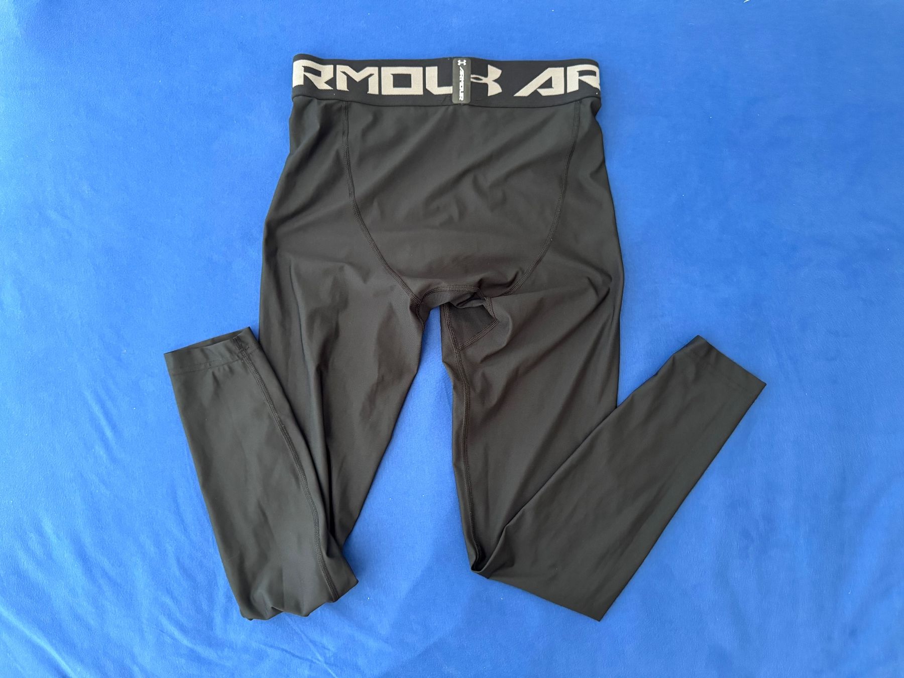 Under Armour T-shirt: Under Armour Compression Heatgear Top und Hose Gr. S – Usato da Untersiggenthal venduto da floriyang 4
