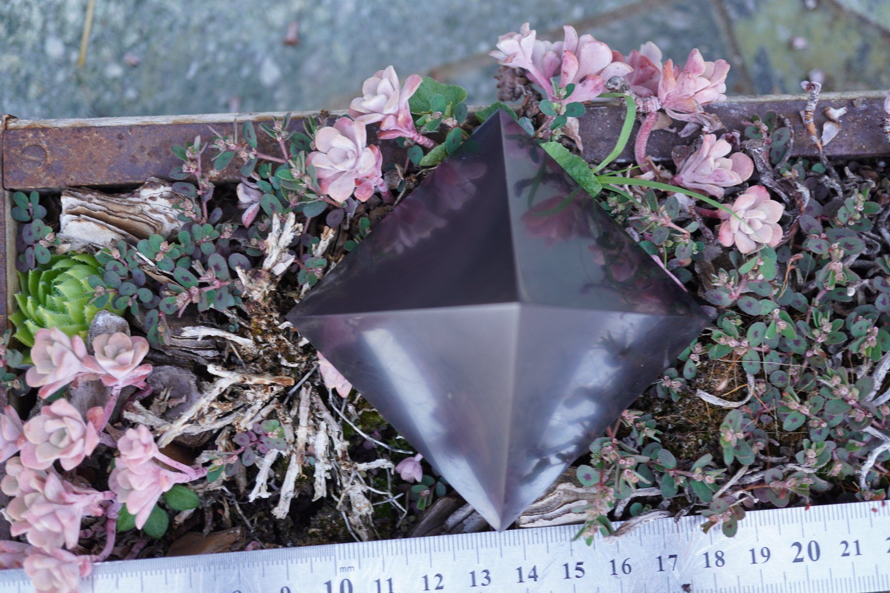Minerali & Pietre curative: Schungit / Shungit  Pyramide    6cm – Nuovo e nell'imballaggio originale da Eschenbach SG venduto da topstone