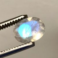 Regenbogen Mondstein, 1.6 Karat, weisser Labradorit