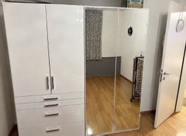 Kleiderschrank in glanzweiss