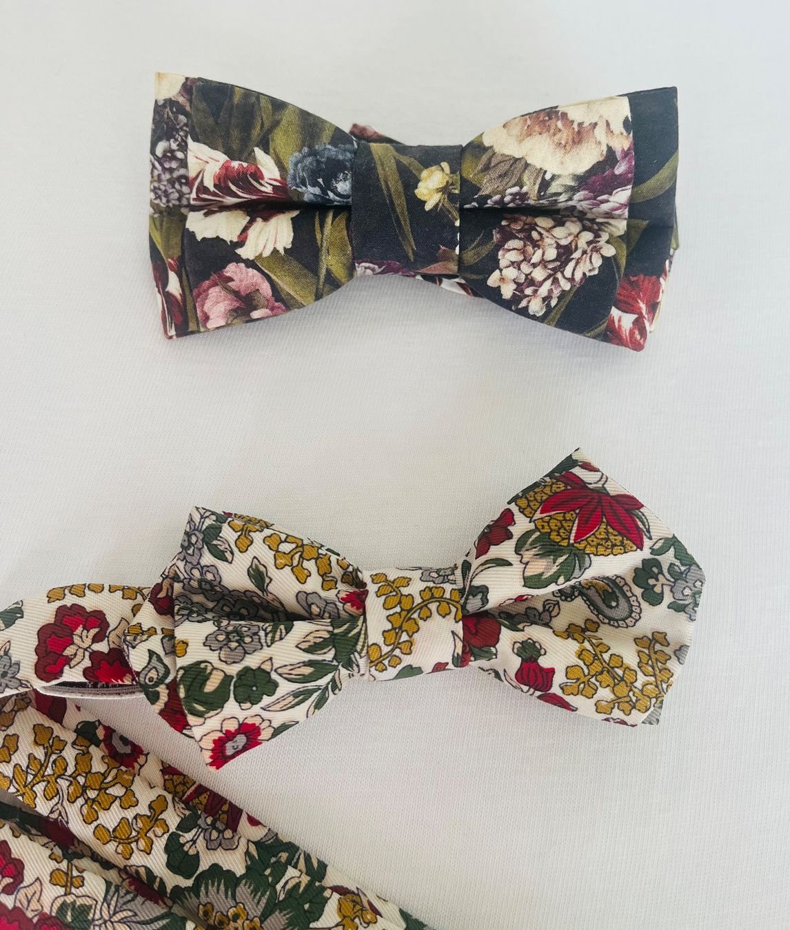 Cravatte: Zwei Fliegen Blumenmuster und ein Einstecktuch – Nuovo (secondo la descrizione) da Zug venduto da Nickwalks999