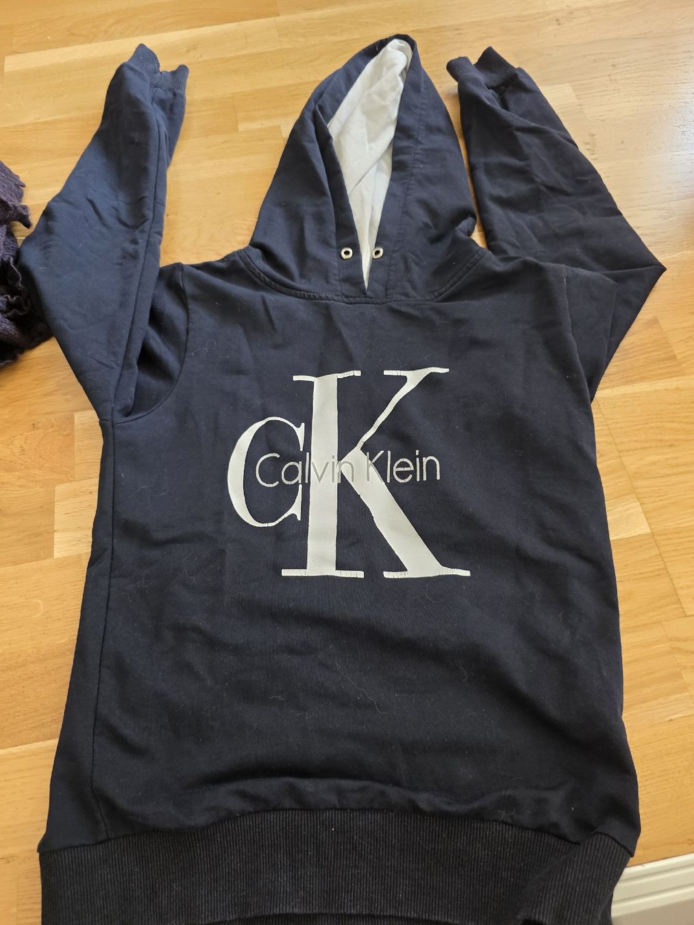Calvin Klein Pullover & Sweatshirts: Kapuzenpullover Calvin Klein Dunkelblau Grösse M – Gebraucht aus Lommiswil von Christian.Laslo