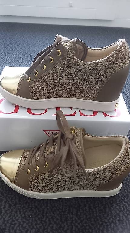 Damenschuhe: GUESS Keilsneaker Grösse 37 – Gebraucht aus Allschwil von Camy061