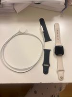 Apple Watch schwarz mit zwei Armbändern und Ladekabel