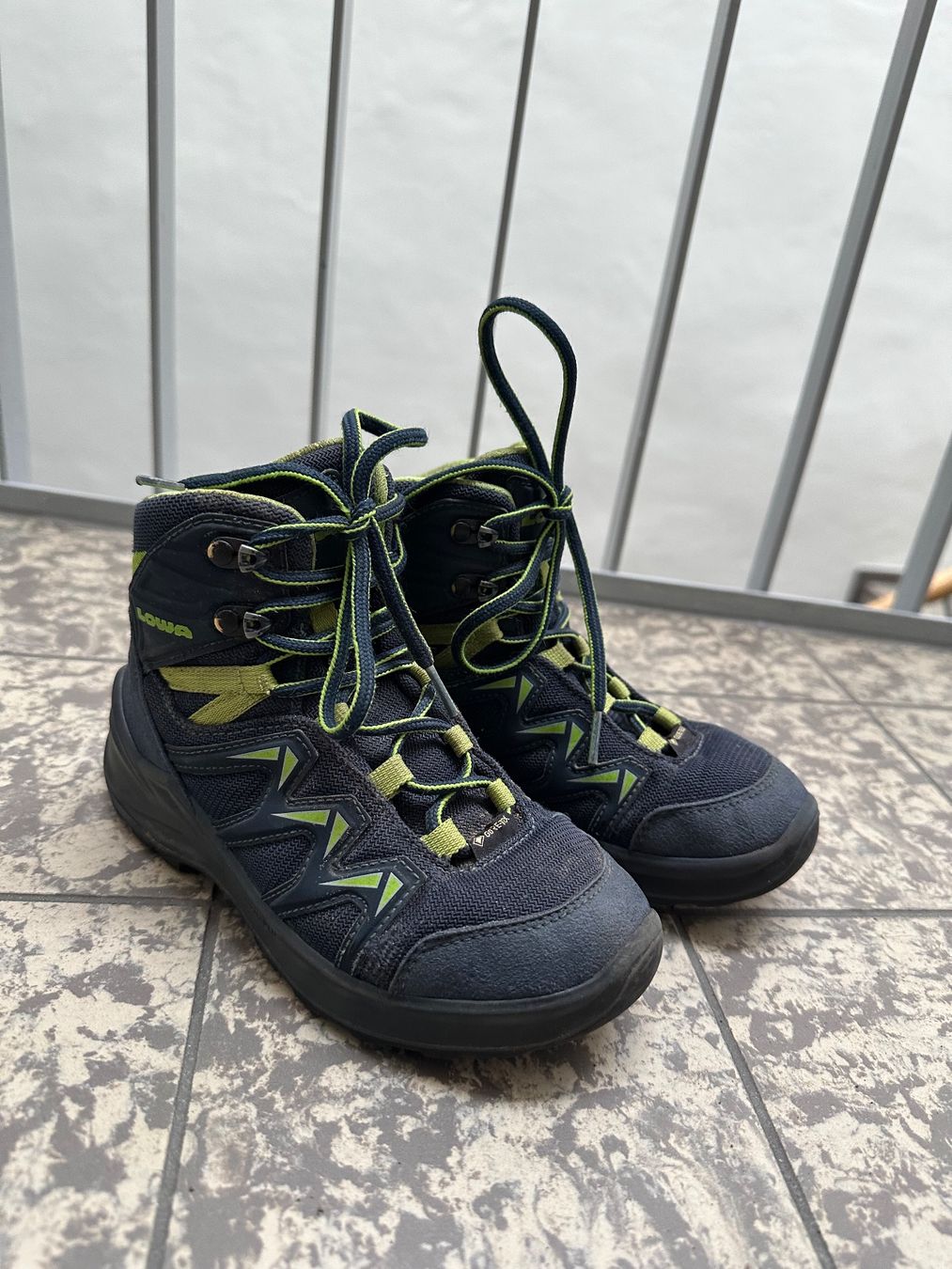 Lowa Scarpe per ragazzi: LOWA Gore-Tex Wanderschuhe Kinder Gr. 30 – Usato da Winterthur venduto da navawick