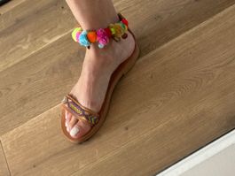Sandales 36 avec bracelet brésilien et pompoms