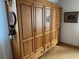 Kleiderschrank aus Massiv-Holz