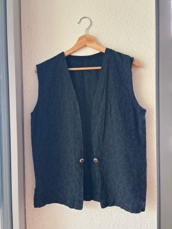 Schwarze Sommerweste mit goldenen Knöpfen