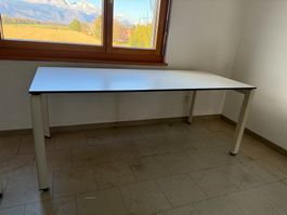 Weisser Schreibtisch, ideal fürs Homeoffice!