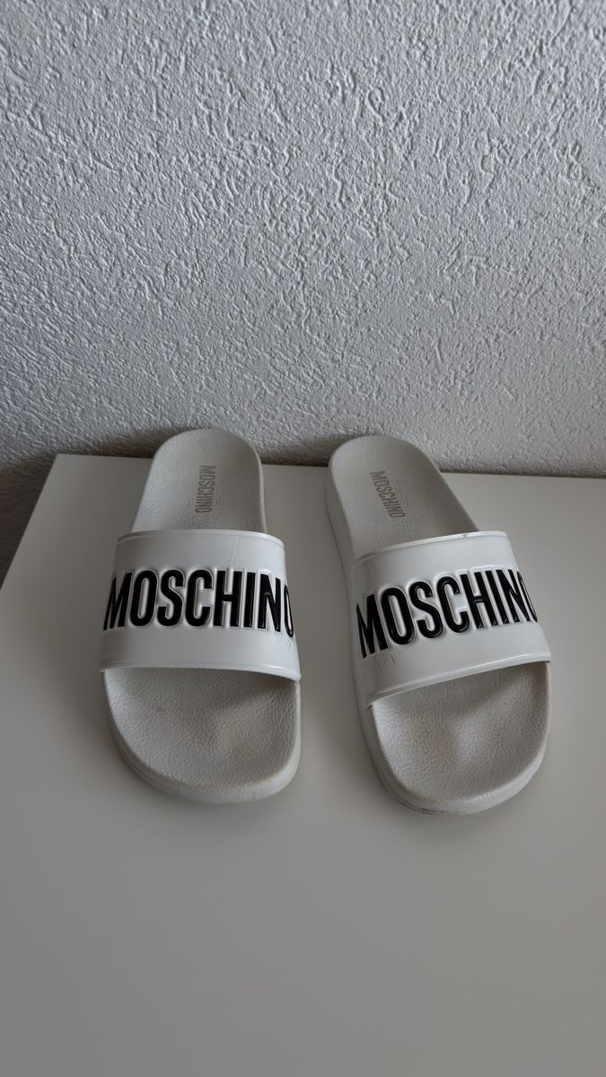 Herrenschuhe: Moschino Men's Slider Slippers 43 – Gebraucht aus Vevey von diogodasilva_