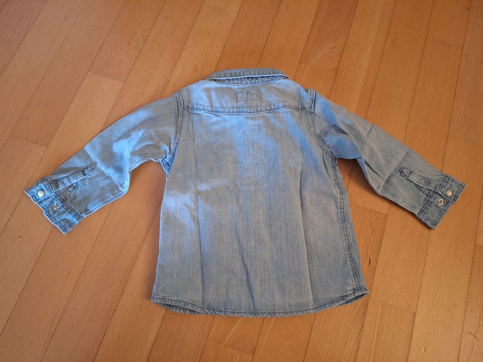 H&M Camicie, T-shirt & Polo: Jeanshemd von H&M in Gr. 80 – Usato da Oberrieden venduto da smarties949 1