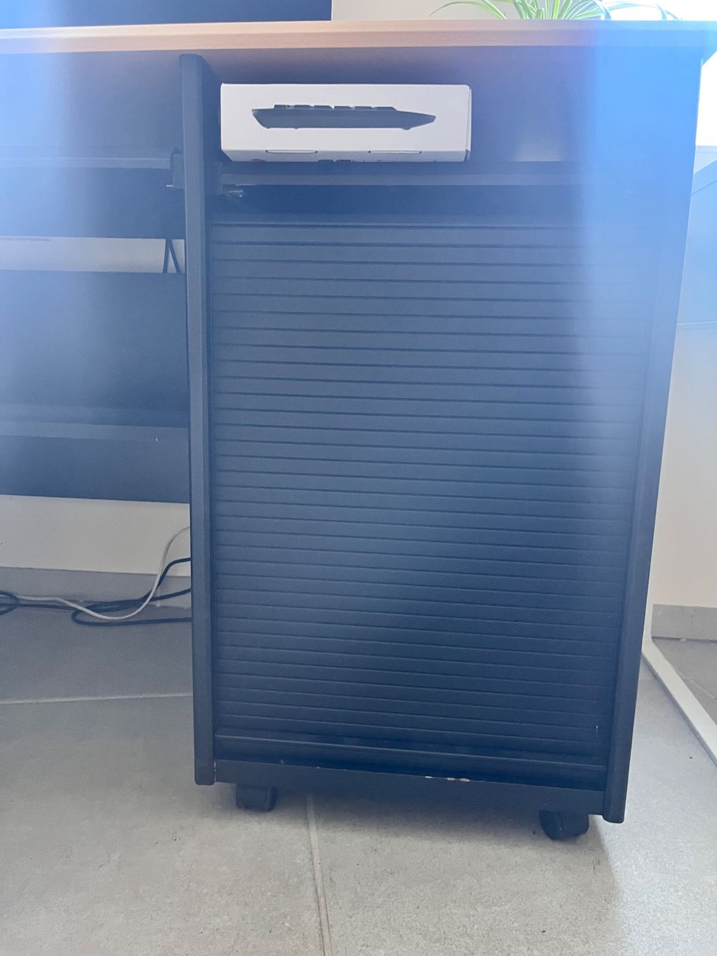 Bureaux: Schwarzer Schreibtisch mit Holzplatte – D'occasion à Bern par ewa_8csp 2