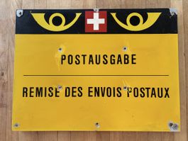 Altes Metall-Schild „Postausgabe -Remise des envois postaux“