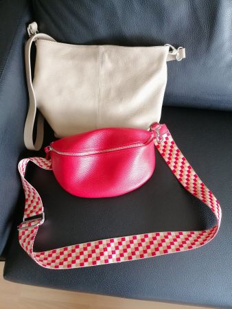 2 modische LEDER-Umhängetaschen in taupe und rot