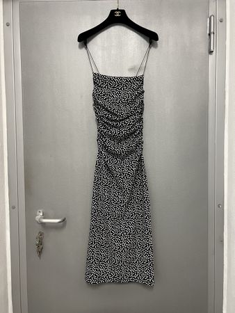 Sehr elastisches Kleid mit Punktmuster, Größe 34.