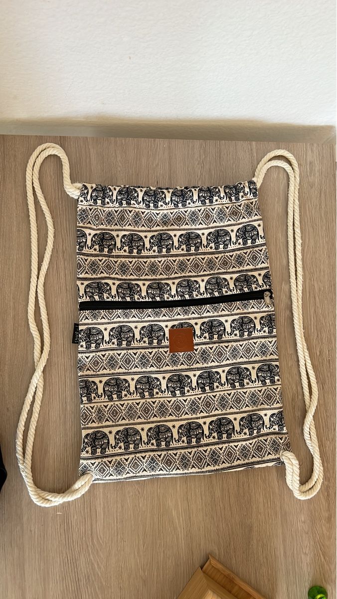 Zaini: Turnbeutel / Rucksack mit Elefanten Muster – Usato da St. Gallen venduto da MoMaMu12