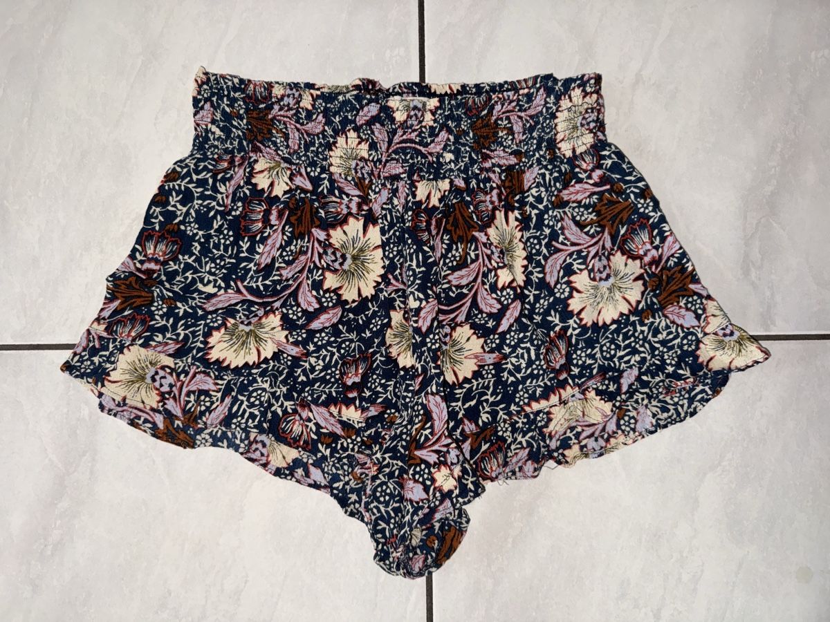 Urban Outfitters Pantaloni: Geblümte Shorts – Usato da Hergiswil NW venduto da kaufe_bei_kaufmann