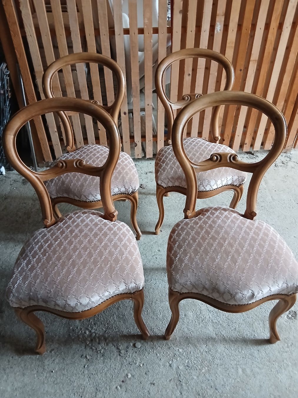 Sedie: 4 CHAISES L.PHILIPPE EN PARFAITE ÉTAT TRÈS STABLE  – Usato da Neuchatel venduto da NNeuchatel