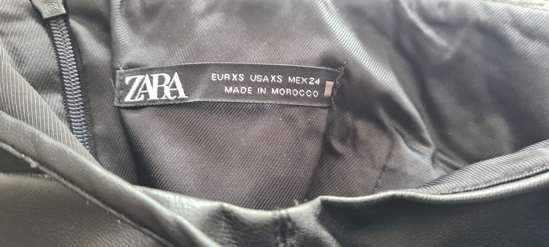 Zara Vestiti: Langes Zara Kleid mit Seitenschlitz Kunstleder – Usato da Allschwil venduto da Virgo 4