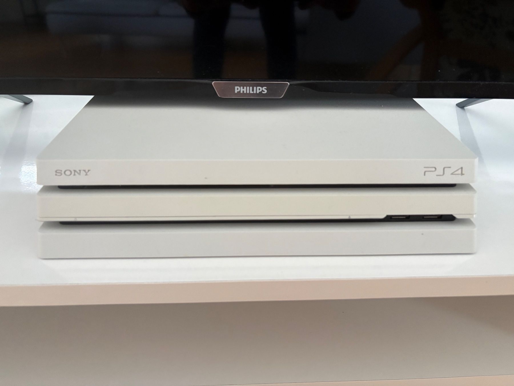 Sony Console: Ps4 pro with 3 original controllers – Nuovo (secondo la descrizione) da Neuhausen venduto da val_66nt 1