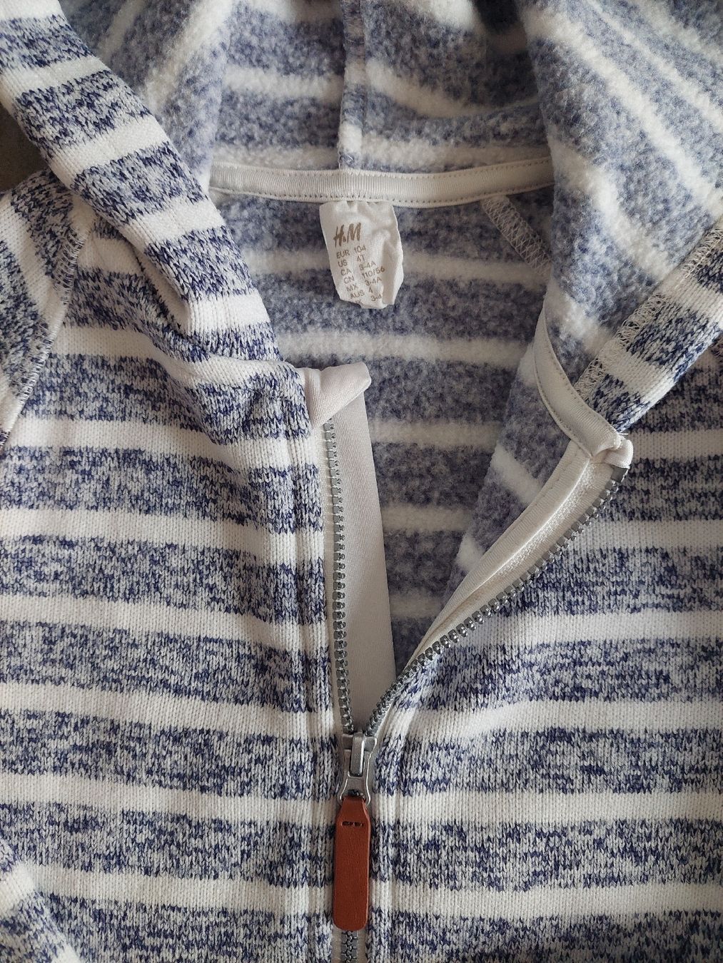 H&M Giacche: H&M Strickjacke mit Kapuze, Grösse 104 – Usato da Hüntwangen venduto da ManuM2014 2
