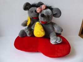 Valentinstag Plüsch Mäuse Paar auf einem Herz sitzend