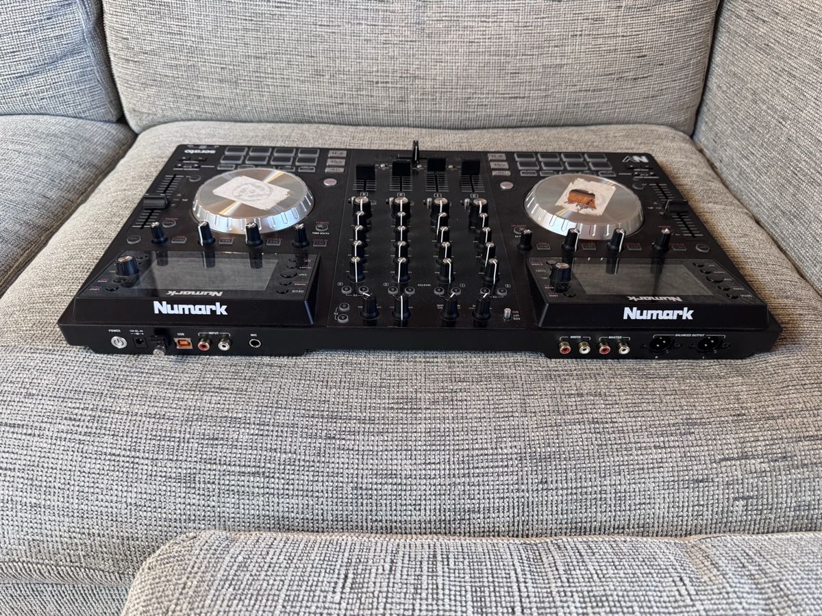 Numark Console di mixaggio: Numark NV DJ Controller mit UDG Ultimate Backpack – Usato da Doppleschwand venduto da Denos 2