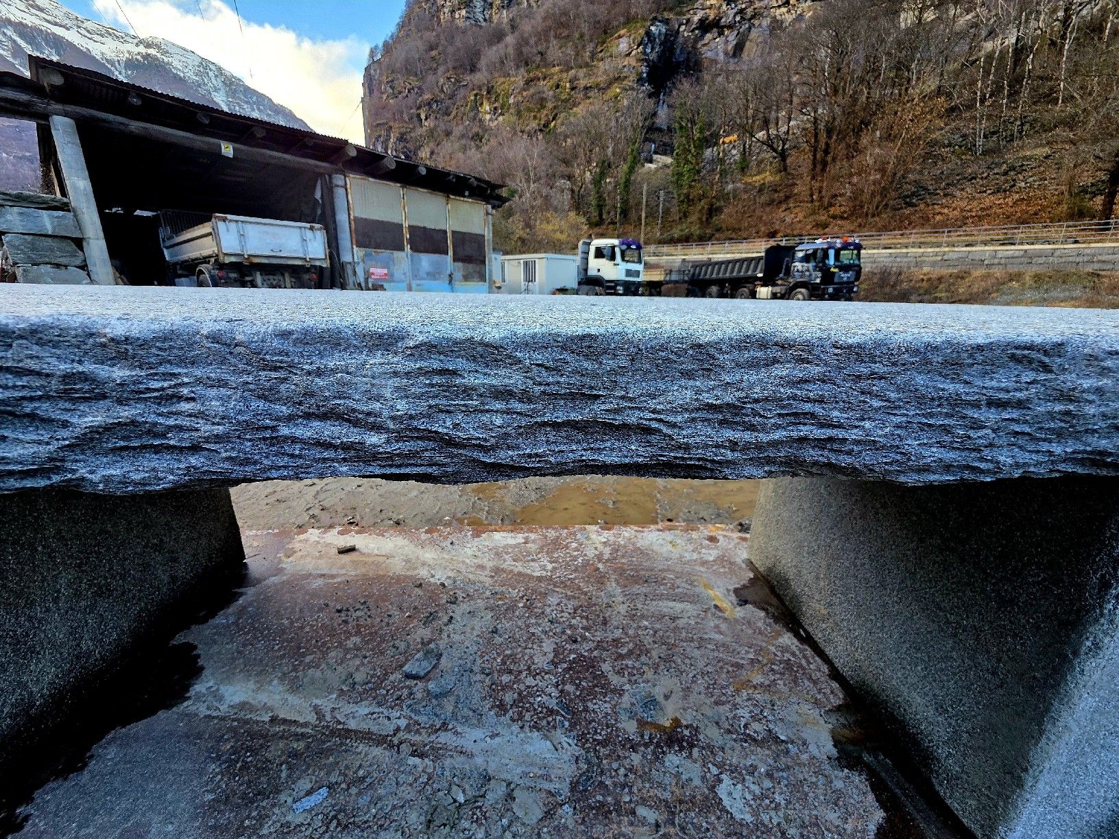 Tavoli: Tisch aus Vallemaggia-Granit – Nuovo e nell'imballaggio originale da Riveo venduto da LafranchiJoy 3