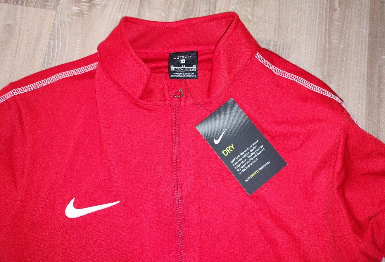 Nike Pullover & Sweatshirts: Nike Pulli Grösse S, neu und ungetragen – Neu und originalverpackt aus Oftringen von Sportivo.ch 1