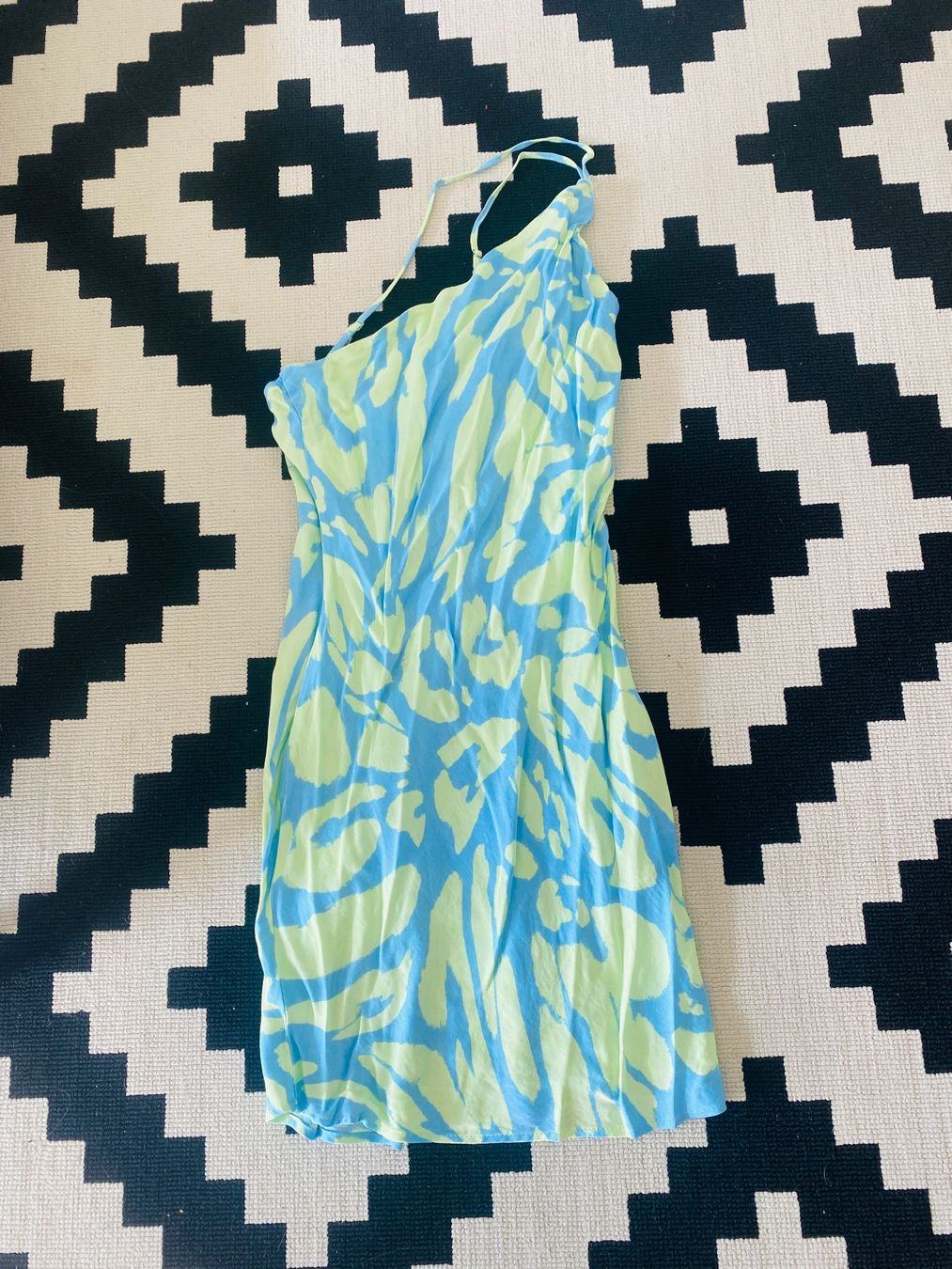 Bershka Robes: Oneshoulder Kleid Grösse S – D'occasion à Neuenhof par UrbanBags