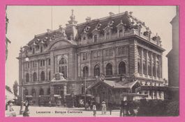 Lausanne Banque Cantonale mit alten Trams sehr belebt