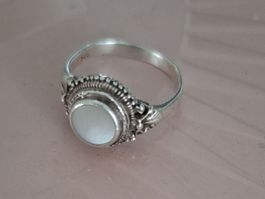 Einfacher zarter Silberfingerring mit.weissem Stein