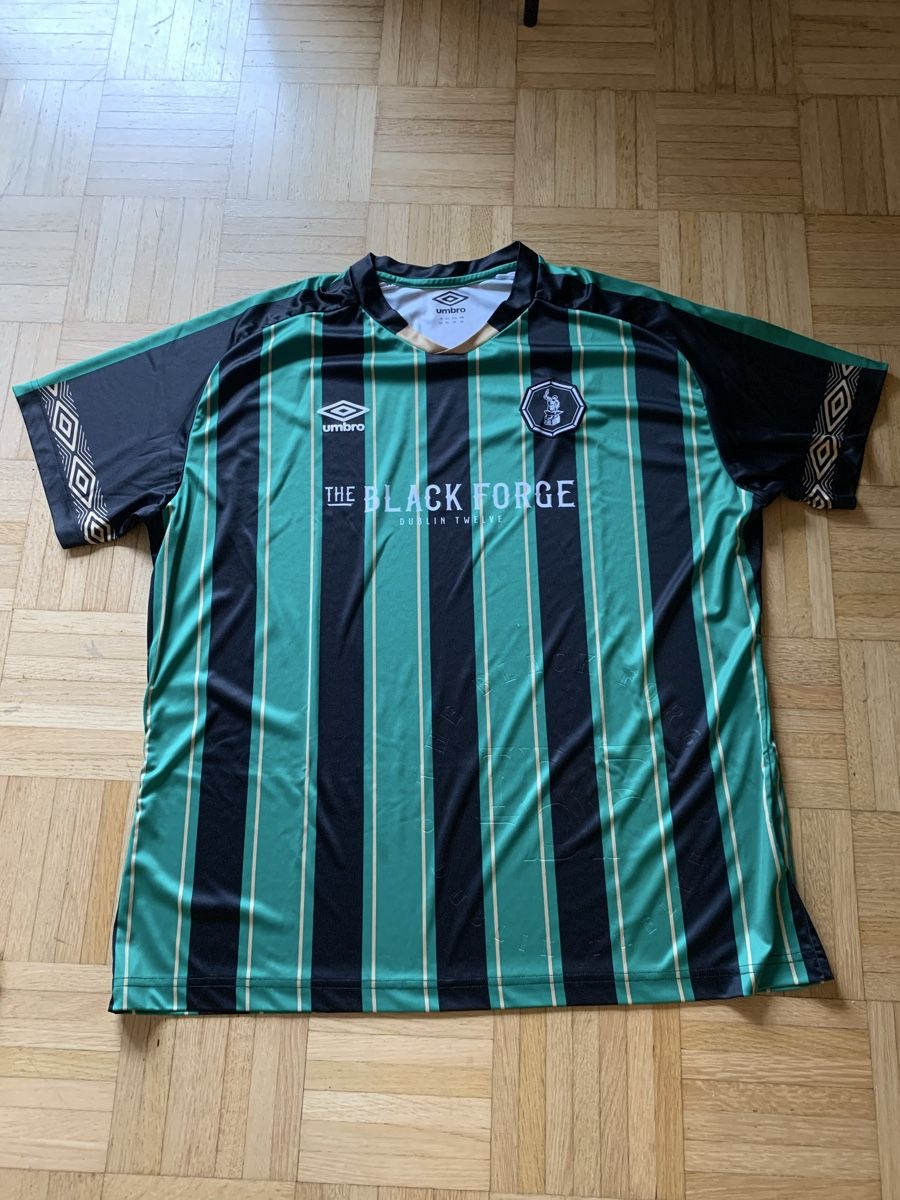 Umbro Canottiere & Pantaloni: Fussballtrikot the Black Forge Gr. XXL – Usato da Jona venduto da Siestaaa