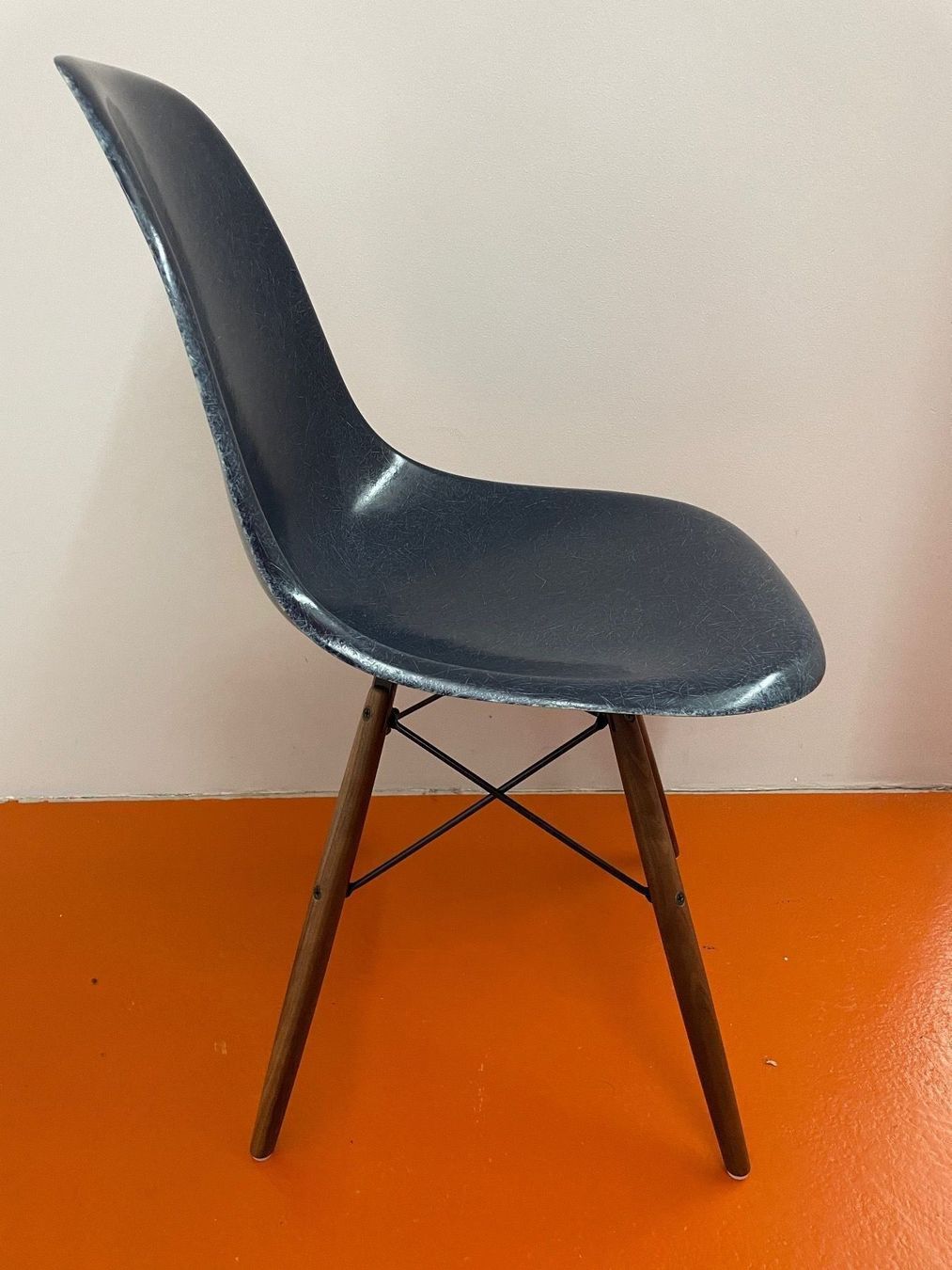 Eames Sedie: Eames Side Chair Navy blue – Usato da ipsach venduto da Latigo 1