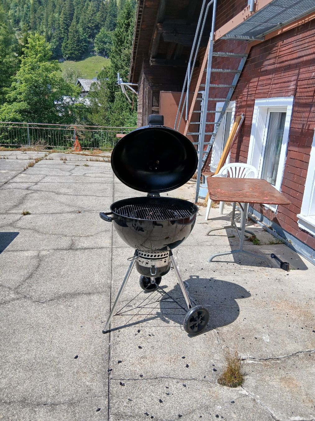 Weber Griglie: Weber Master-Touch Holzkohlgrill ø57cm – Usato da Stoos SZ venduto da hum_g8rq 4