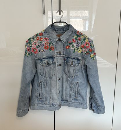 Jeansjacke Damen hellblau Levi‘s mit Blumendetails Gr. L